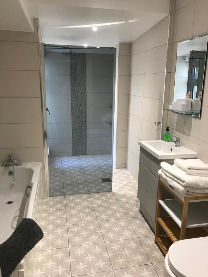 Luxury Refurbished 2 Bedroom Regency Apartment 첼튼엄 외부 사진