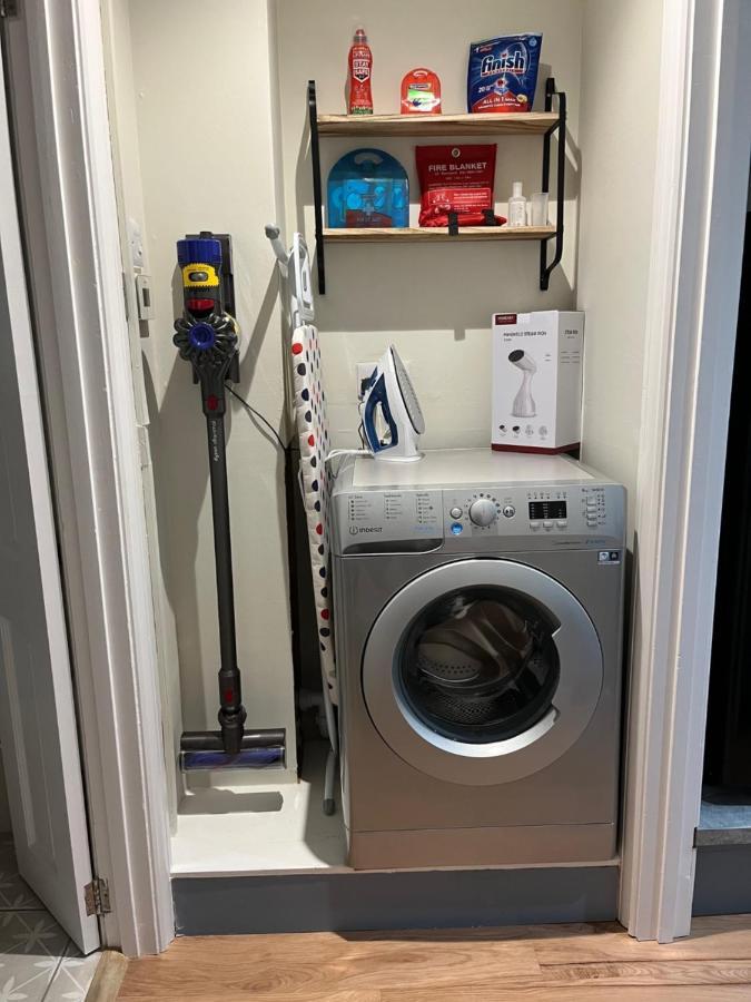 Luxury Refurbished 2 Bedroom Regency Apartment 첼튼엄 외부 사진